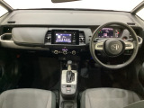 車内は光触媒抗菌消臭施工済です。インパネ周りはスタイリッシュなデザインです。グローブボックスやカップホルダーのほかにトレーなどたくさんの収納スペースが付いています。
