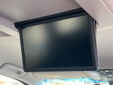 【12.8型フリップダウン】大画面モニターで後席でもエンタメをお楽しみいただけます。家族や友人とお出かけする機会が多い方に大人気です♪