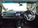 ドライバーを包み込むように、ディスプレーやスイッチ・コンソールを配置。座った瞬間から運転への期待が。空間そのものの心地よさにこだわっています。