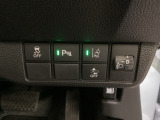 ハンドルの右側にはヘットライトリベライザーとHondaセンシング用のメインスイッチがついています。ヘッドライトリベライザーは道路状況や積荷の加重に応じてライトの高さを調節できます。
