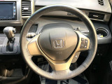 【純正革巻きステアリング】上質な革を使用することで、手にしっかり馴染みとても運転しやすいハンドルです♪