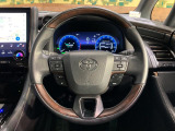 インテリアに合わせたデザインのステアリングは、運転される方のことも考え、運転しやすい形状、大きさです。是非一度、実際に触ってお確かめください。