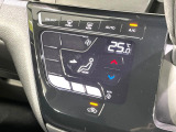 【オートエアコン】一度お好みの温度に設定すれば、車内の温度を検知し風量や温度を自動で調整。暑い&hellip;寒い&hellip;と何度もスイッチ操作をする必要はありません。快適な車内空間には必須の機能ですね♪