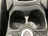 前席中央にドリンクホルダーあります。