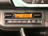 【オートエアコン】一度お好みの温度に設定すれば、車内の温度を検知し風量や温度を自動で調整。暑い&hellip;寒い&hellip;と何度もスイッチ操作をする必要はありません。快適な車内空間には必須の機能ですね♪