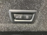 オートマチック・テールゲート・オペレーション  電動オープン、クローズ機能を備えたテールゲートはリモートコントロールキーのボタンの操作、テールゲートのボタンにより開閉が可能です。