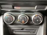 余計な操作の手間が無いフルオートエアコン。車内を常に快適な温度で保ちます!!