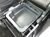 助手席下にバケツがあるので、洗車道具などを収納しておくことができますね!