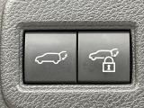 【ハンズフリーパワーバックドア】リアバンパー下部に足先を出し入れするだけでバックドアが自動で開閉♪両手が荷物でふさがっている時でもラクラク開閉操作が行えます!