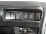 運転席、助手席ともに電動スライドドアを採用しております。狭い場所での乗り降りに大変役立つ快適な装備です。