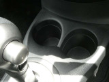 乗車中にホッと一息、ドリンクホルダーもありますよ!ドリンクだけでなく小物類も収納できますよ