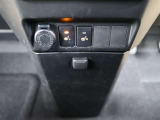 【運転席・助手席シートヒーター】座面と背もたれをすばやく温めるシートヒーターを内蔵。身体を直接温めることができるので、寒さが厳しい日も快適に過ごせます。