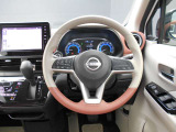 ステアリングハンドルです。オーディオコントロールスイッチが付いて運転中でも手元でオーディオの操作が出来て便利ですよ。