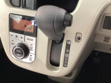 インパネシフトを採用しているので、前席の足元も広々としています。運転席と助手席の行き来もスムーズです!