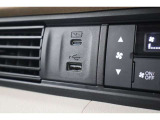 USBオーディオ用ソケットがついていますので携帯電話などを接続すれば音楽等の再生が可能です!充電用ソケットもございます!