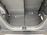 後席を前方へスライドさせることで荷室にゆとりが生まれ、荷物の量に応じて柔軟に使える便利なスペースになります。