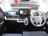 シンプルで実用的なインパネ。車速など情報を表示する【ヘッドアップディスプレイ】を搭載。