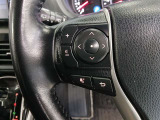 ステアリングには運転中でも簡単に操作できる各種スイッチついてます