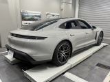 オプション:電動充電ポートカバー、固定式パノラマルーフ、20インチ Taycan Turbo Aero ホイール、シートヒーター(前席)