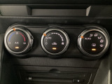 空調スイッチ類は最近流行のタッチパネル式ではなく、運転中でも直感的に操作できるダイヤル式を採用しております。