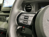 ステアリングにオーディオ操作スイッチが付いています。オーディオ画面に直接タッチしなくても操作が出来ますので、運転に集中できます。