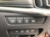 運転席脇のクラスタースイッチ部分には、TCS、パーキングセンサー、その他走行系スイッチを集中配置しております。