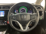 ハンドルにHondaセンシング系のクルーズコントロールやレーンキープアシストなどのスイッチと、オーディオの操作スイッチが装備されています。ハンドルから手を離さず安全に操作できます。