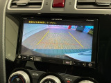 リバースギアに入れるだけで後方の表示へ切り替わります。夜間や雨の日の駐車も楽になりますよ。