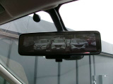 スマート・ルームミラー。ルームミラーに、リヤカメラの車両後方映像を表示。世界初の新技術で、荷物や人で見えづらかった後方視界がクリアに!