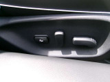 運転席には、パワーシート装備!指一本でシートスライド&リクライニング等の操作ができますよ。