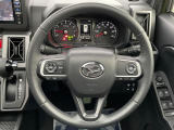 インテリアに合わせたデザインのステアリングは、運転される方のことも考え、運転しやすい形状、大きさです。是非一度、実際に触ってお確かめください。