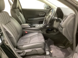 広い足元にゆったり座れるシートには肘掛けも装備しており長距離の運転でも疲れにくくなってます。女性でも運転がしやすいように、シートの高さ調整機能(シートリフター)がついています。