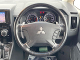 インテリアに合わせたデザインのステアリングは、運転される方のことも考え、運転しやすい形状、大きさです。是非一度、実際に触ってお確かめください。