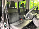 運転席まわりには十分なスペースがあり、大柄な方でもゆったり運転していただける環境です。