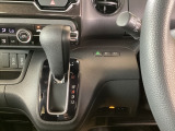 【eコンスイッチ】低燃費運転をサポートするECONモード。スイッチをONすると、エンジンやトランスミッション、A/Cなどを協調制御し、燃費の向上に貢献。エコドライブの効果を高めます。