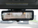 後方確認はデジタルインナーミラーを採用しております。後方カメラで車外を常に映しています。ミラーの角度に左右されないので視認性が向上します。通常のミラーとしてもお使いいただけ切替もワンタッチ!