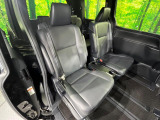 広々とした2列目シートは居住性が高く、居心地も快適!友達や家族とのお出かけにぴったりです。ベビーシートやチャイルドシート使用時も快適にお過ごしいただける十分な空間を確保しています。