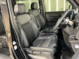 乗降がしやすい運転席。高さが調節できて小柄な方でも運転しやすいポジションをとることができます。
