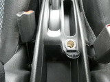 電子機器の利用ができる電源ソケットが運転席中央に備わっています「。