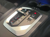 ドライバーを中心に考えた運転席の設定になっております。ナビゲーション/エアコンの操作も簡単に操作が可能です。是非、ご試乗で体感していただくことをおススメいたします。