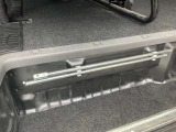 スペアタイヤを取るための道具です。