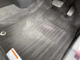運転席側のフロアマットです。使用感はございますが、ほつれや破れはありません。