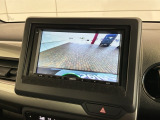 リバースギアに入れるだけで後方の表示へ切り替わります。夜間や雨の日の駐車も楽になりますよ。