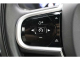 ステアリング左のスイッチは、設定された速度に自動調整しながら前方車両に追随できるアダプティブコントロールと車線の中央を走るようステアリングをコントロールするパイロットアシストのスイッチとなります。