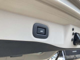 【電動バックドア】スイッチひとつで開閉できる電動バックドア!両手が塞がっている時や雨の日の荷物の積み下ろしもスムーズに行えて、日常使いや遠出に大変便利です。
