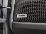 BOSEサラウンドサウンドシステムは、車内の音響特性に合わせて的確にチューニングされており、コンサートホールのようにバランスに優れた原音を忠実に再現した音響パターンを生み出します。