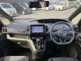 視点が高く、周りが見えやすいシート位置となっております。運転する時の眺めもいいですよ♪アームレストもあるので、長時間ドライブが楽しくなりますね!