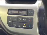 【オートエアコン】一度お好みの温度に設定すれば、車内の温度を検知し風量や温度を自動で調整。暑い&hellip;寒い&hellip;と何度もスイッチ操作をする必要はありません。快適な車内空間には必須の機能ですね♪