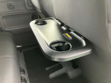 運転席背もたれには、後席用のカップホルダー付きテーブルを装備。休憩中などに便利に使えます。