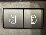 【両側パワースライドドア】スマートキーや運転席のスイッチで後席両側スライドドアの開閉が可能♪電動だから力を入れてドアを開ける必要が無く、小さなお子様でも簡単に開け閉めでき快適です♪